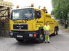 Truck mit Mitarbeiter davor